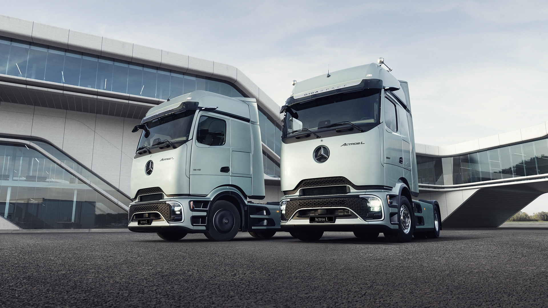 Actros L divi blakus