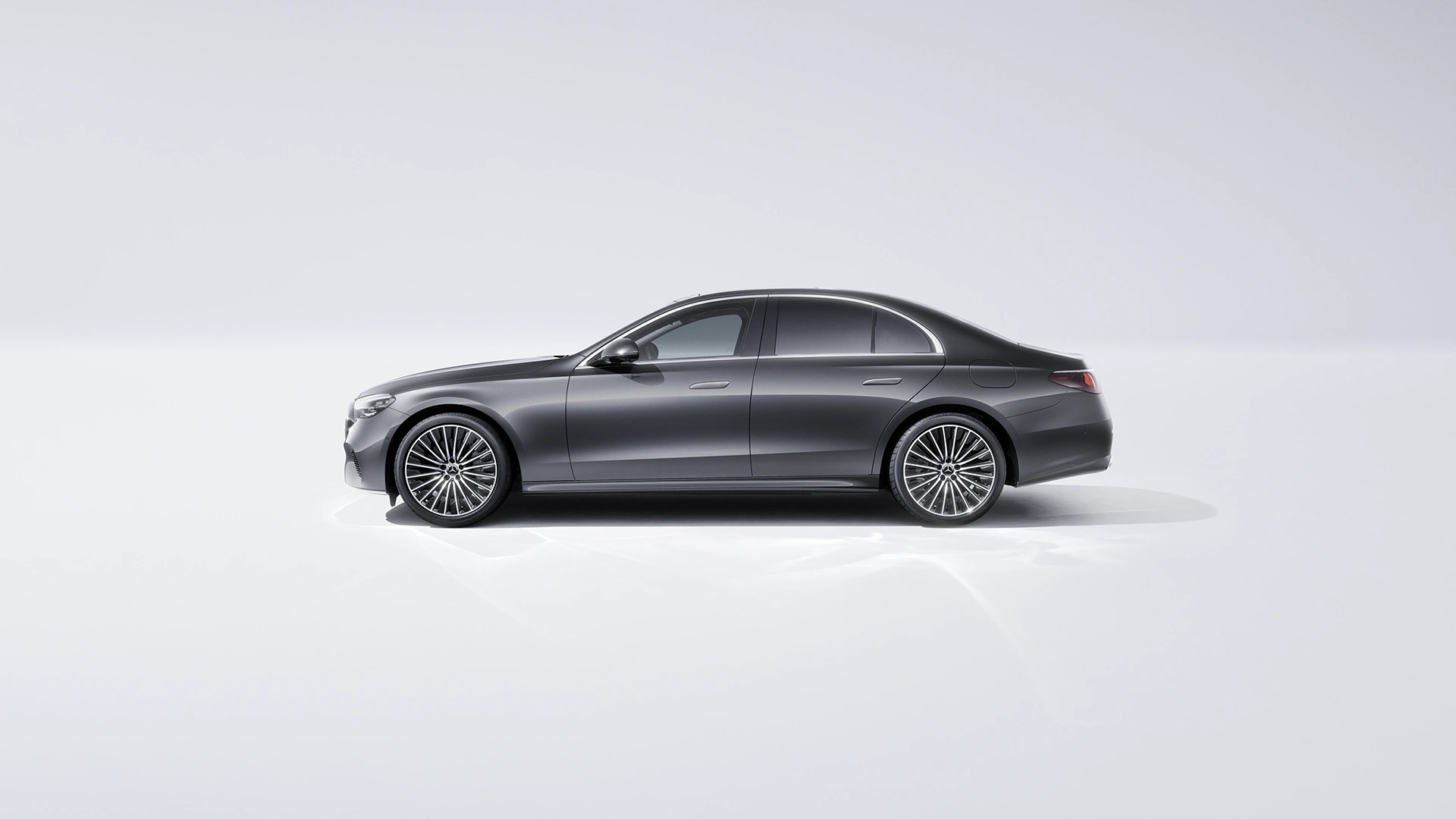 Mercedes-Benz E-klase melns sedans