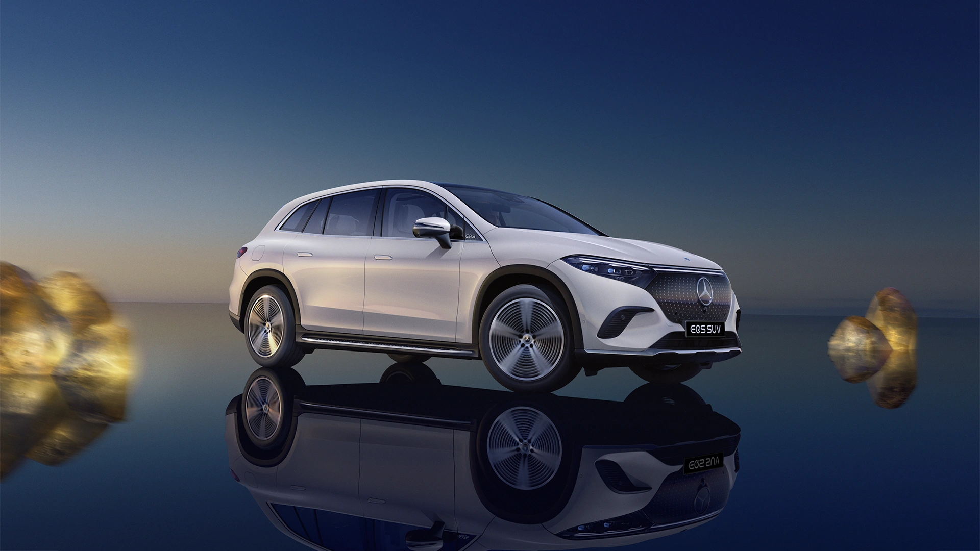 Mercedes-Benz EQS SUV skats no sāniem