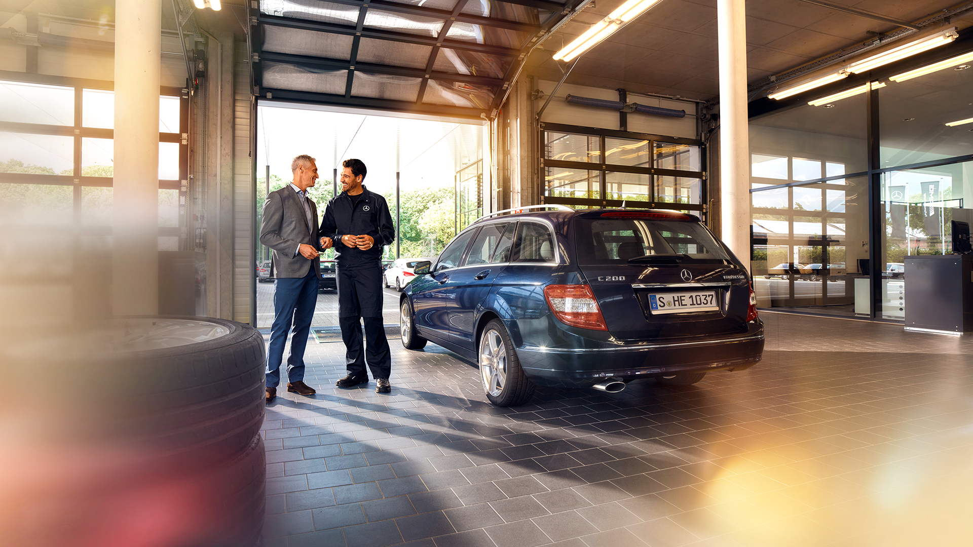 Servisa konsultants apkalpo klientu servisā