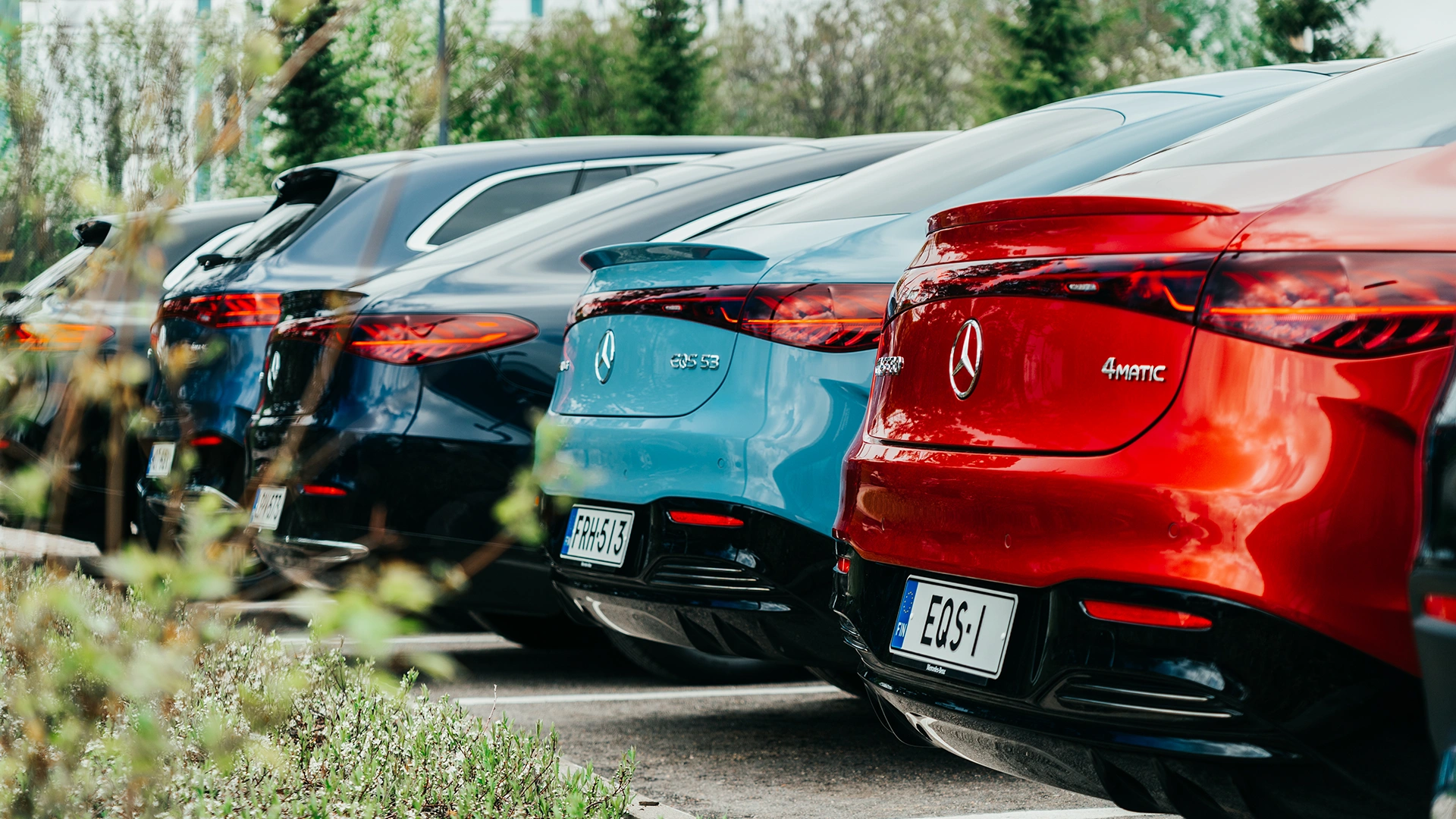 Autostāvvietā piecas Mercedes-Benz automašīnas noparkotas blakus