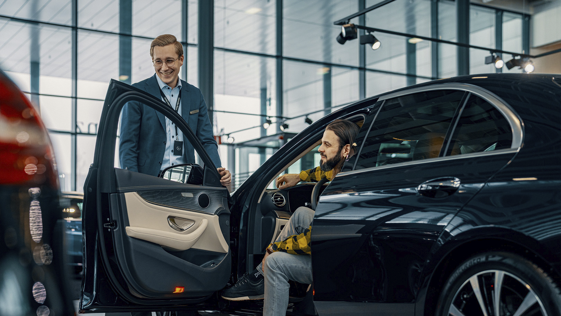 Auto pārdevējs komunicē ar klientu