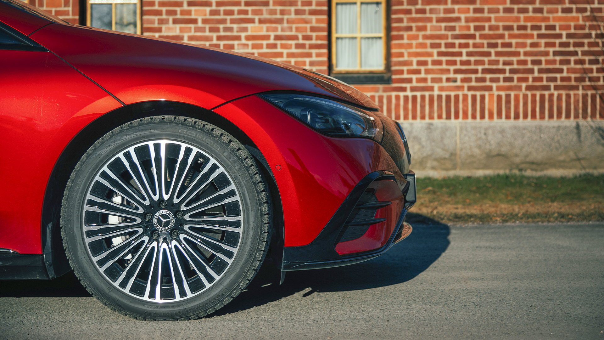 Sarkana EQE elektromobiļa priekšējais sāns