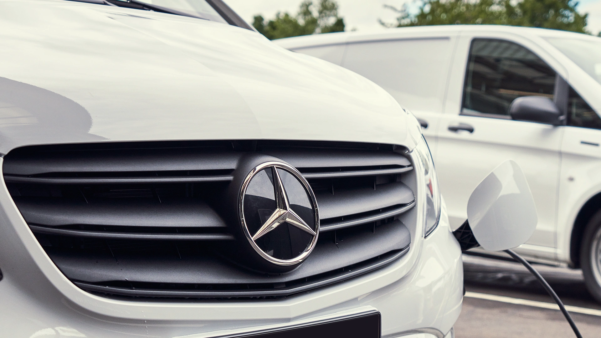 Mercedes-Benz pilnībā elektriskā furgona priekšējais režģis un logo