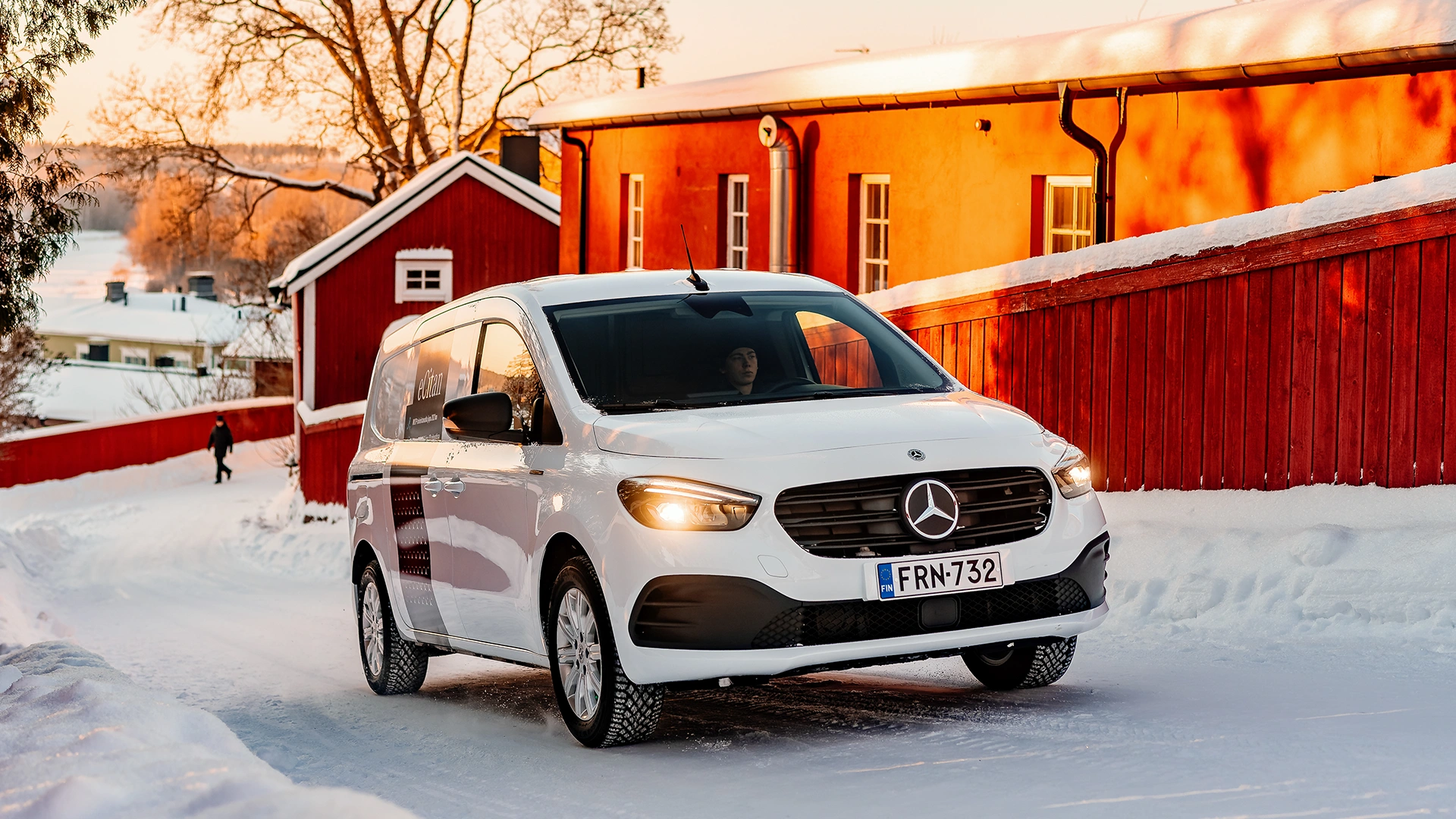 Mercedes-Benz eCitan balts sniegā