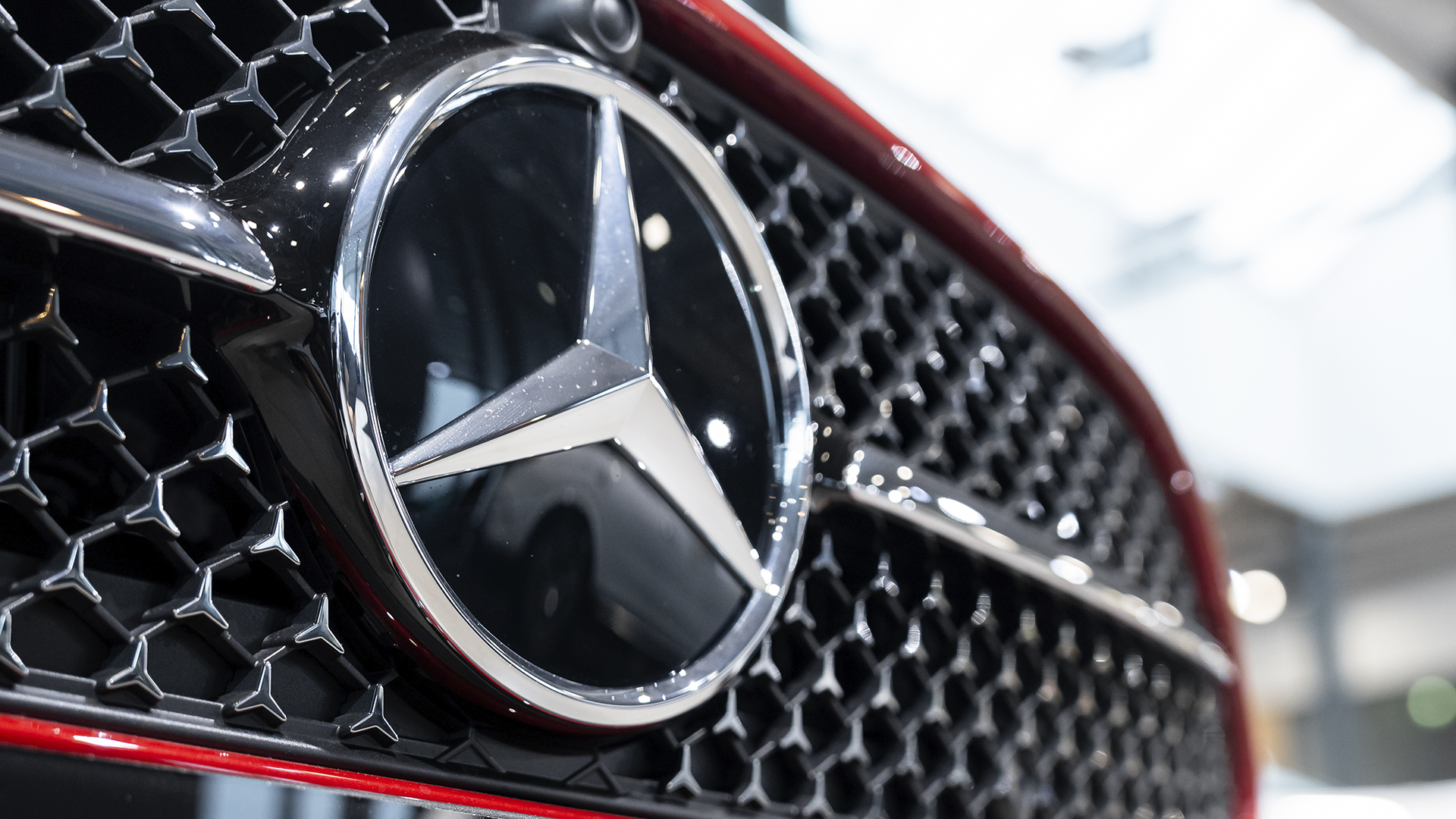 Mercedes zvaigznes logotips automašīnas priekšpusē