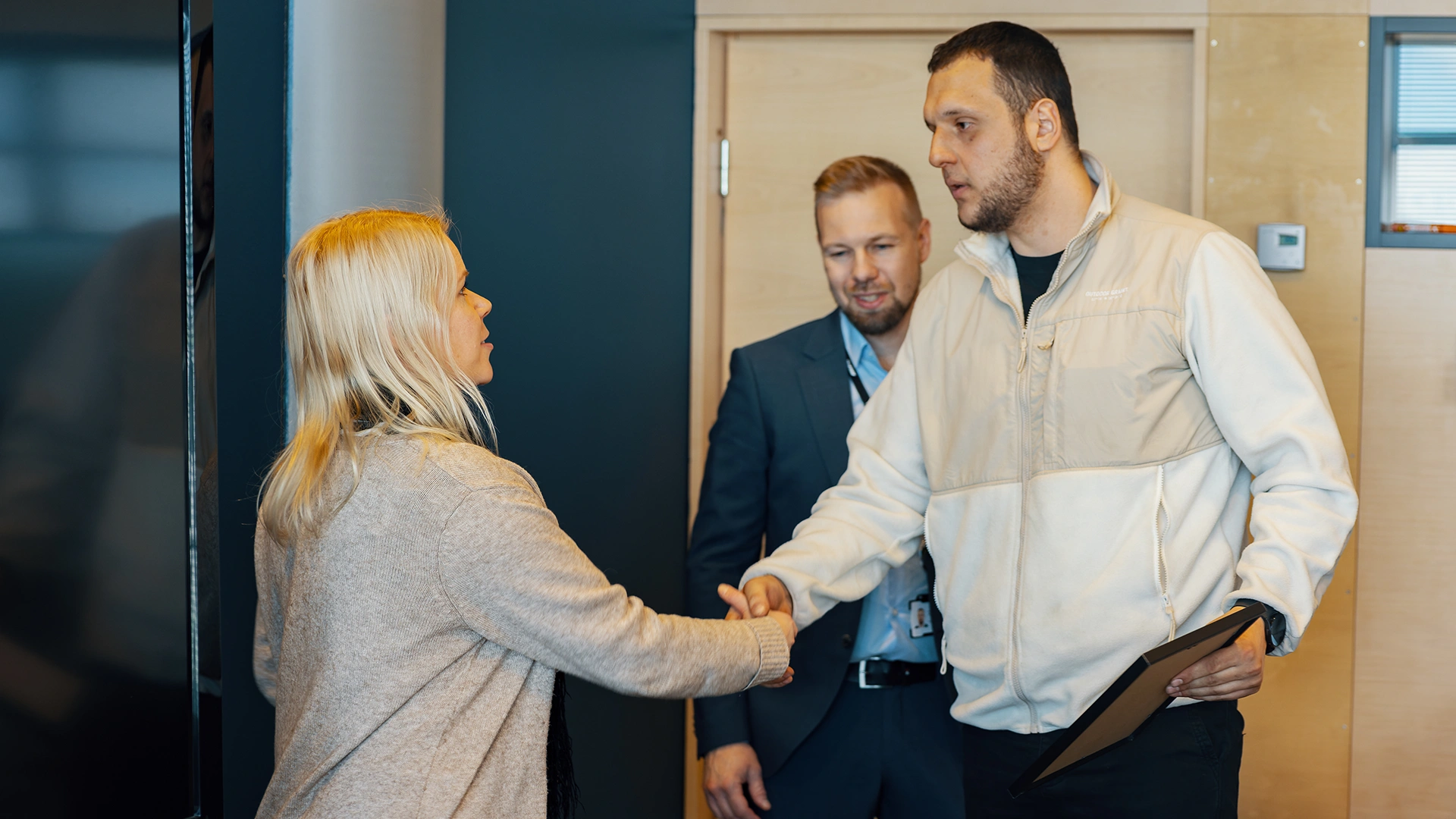 Klients paspiež roku auto pārdevējam Veho auto salonā