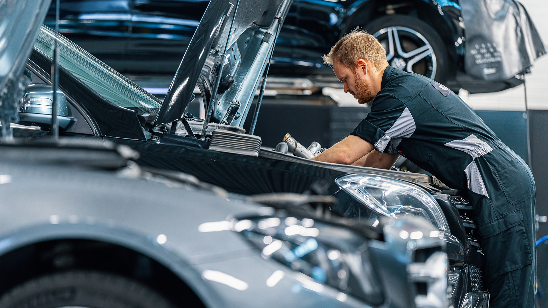 Veho servisa mehāniķis labo Mercedes-benz automašīnu