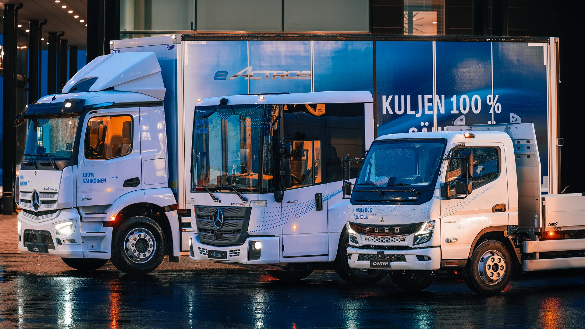 Trīs komerctransporta līdzekļi stāv rindā pie Veho automobiļu tirdzniecības centra