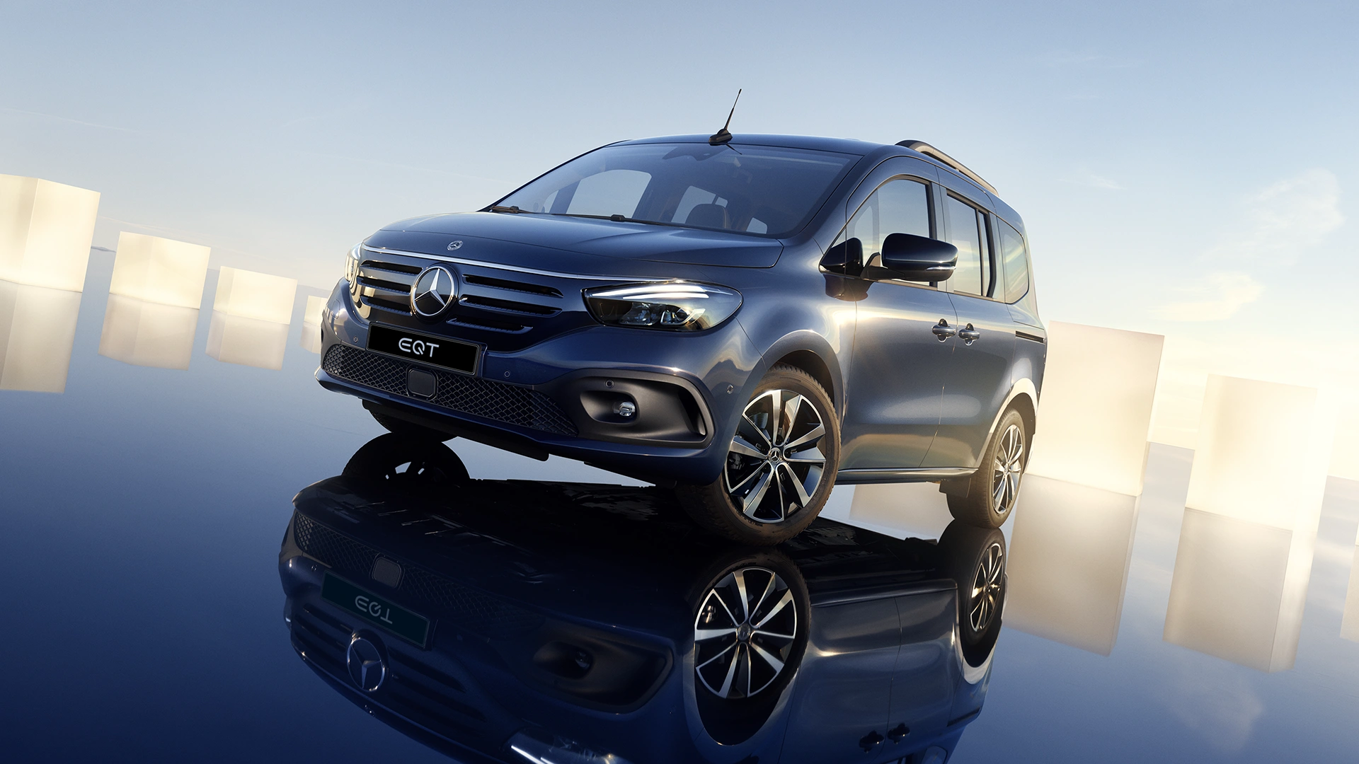 Mercedes-Benz EQT zilā krāsā uz neitrāla fona