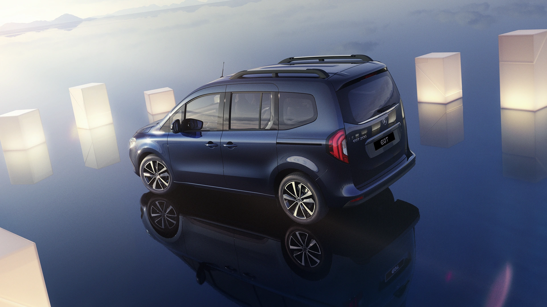 Mercedes-Benz EQT uz zila fona apgaismojumā