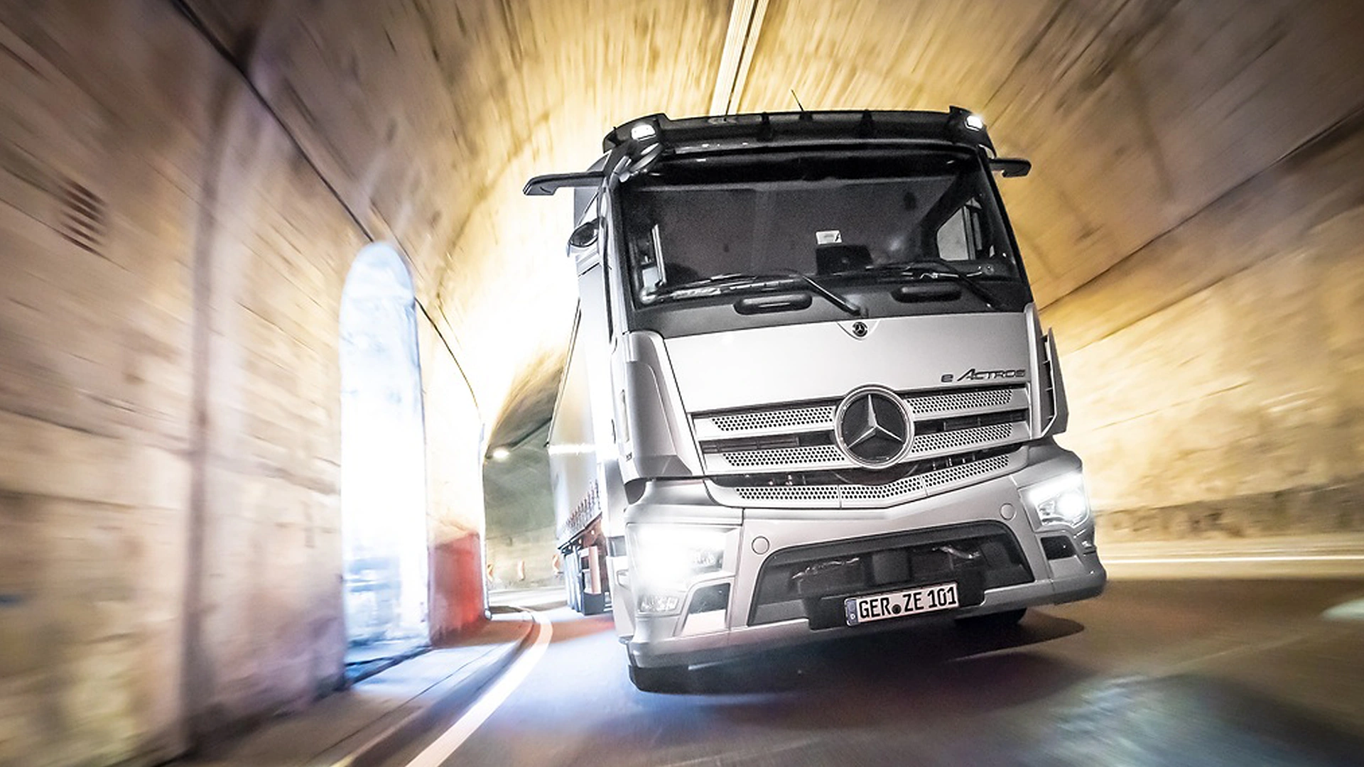 Mercedes-Benz eAcros kravas automašīna brauc pa ceļu tunelī