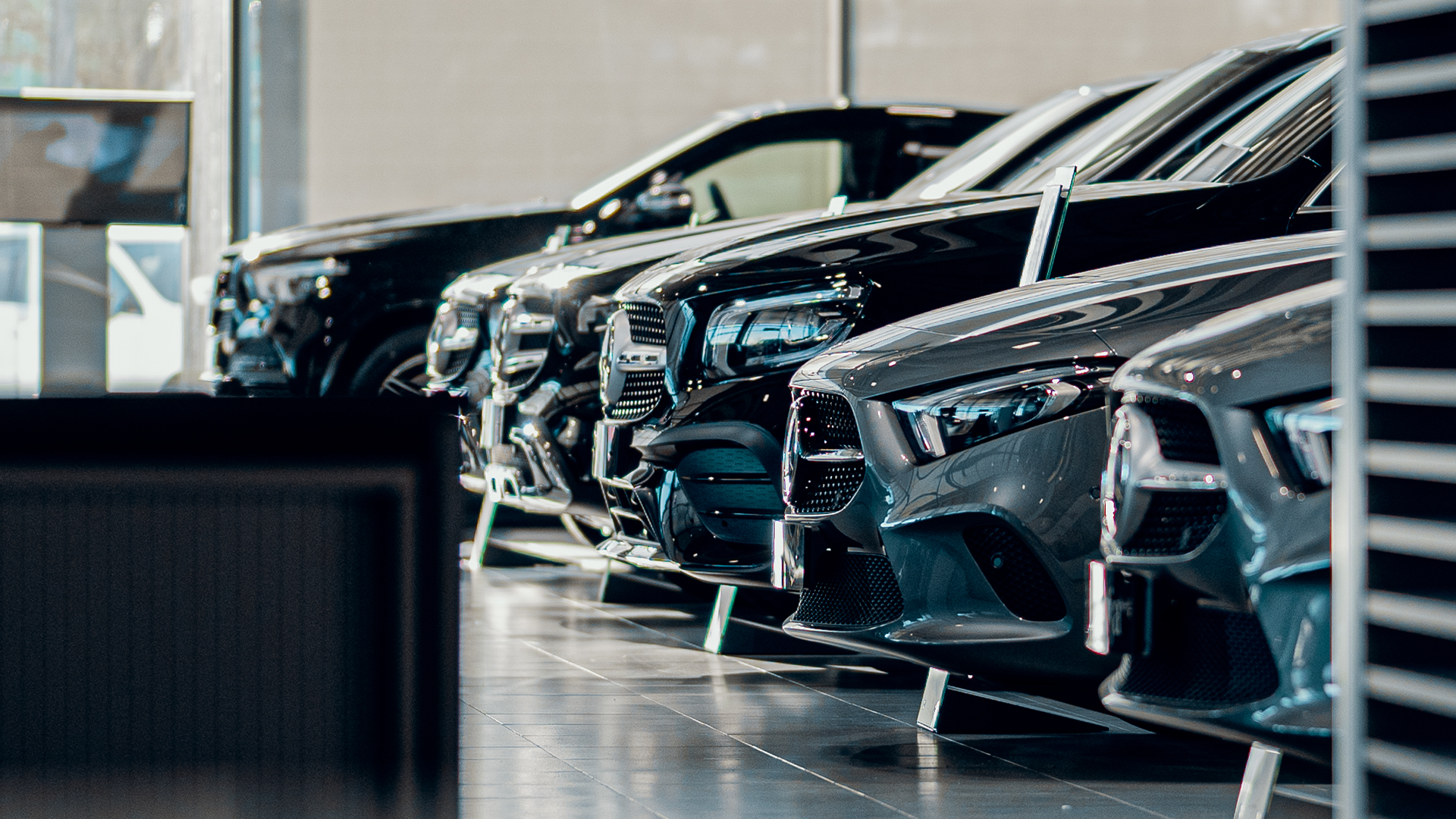 Mercedes-Benz Automašīnas Veho salonā noparkotas viena otrai blakus