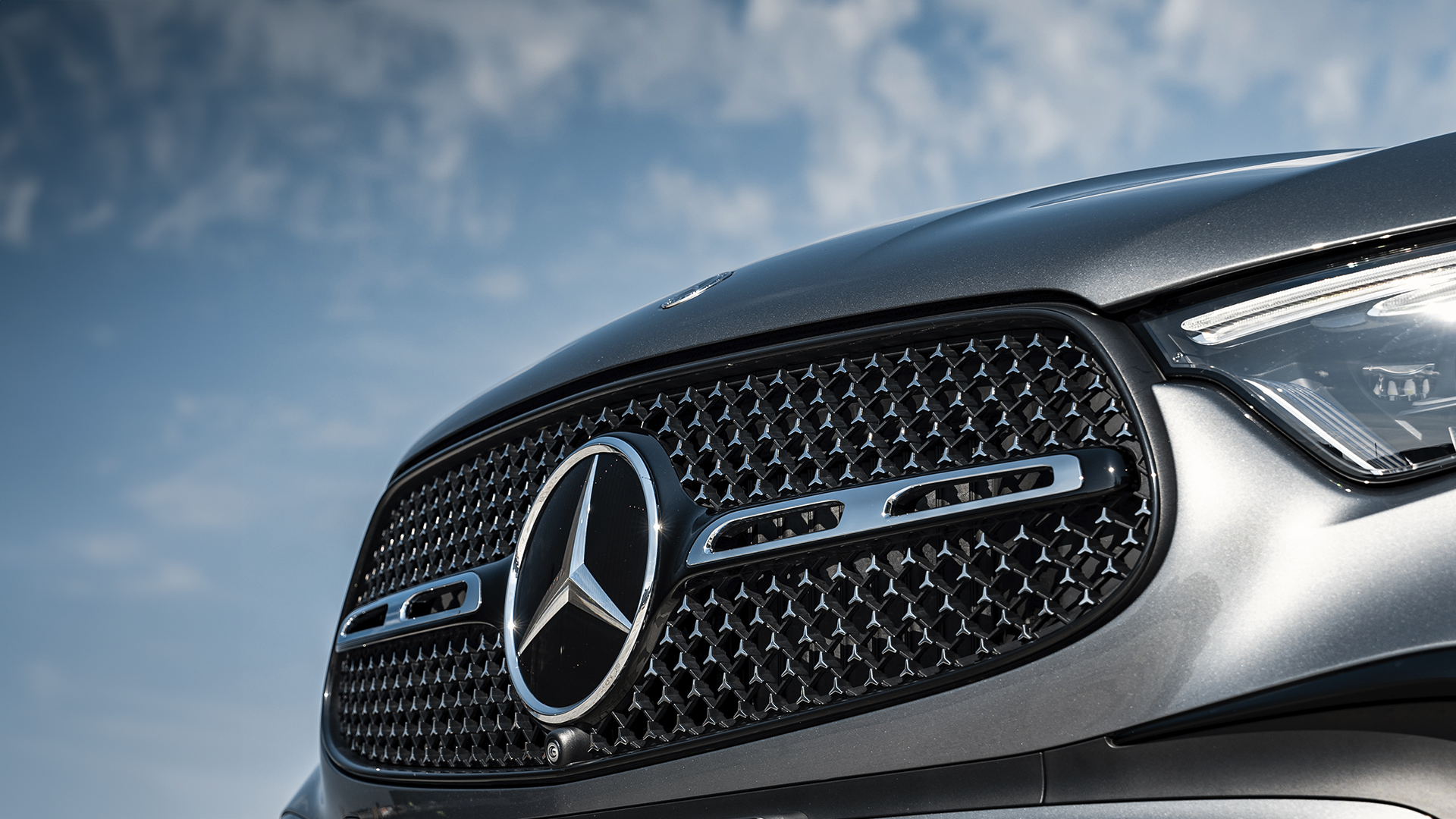 Mercedes-Benz vieglā automobiļa priekšpuse ar logo