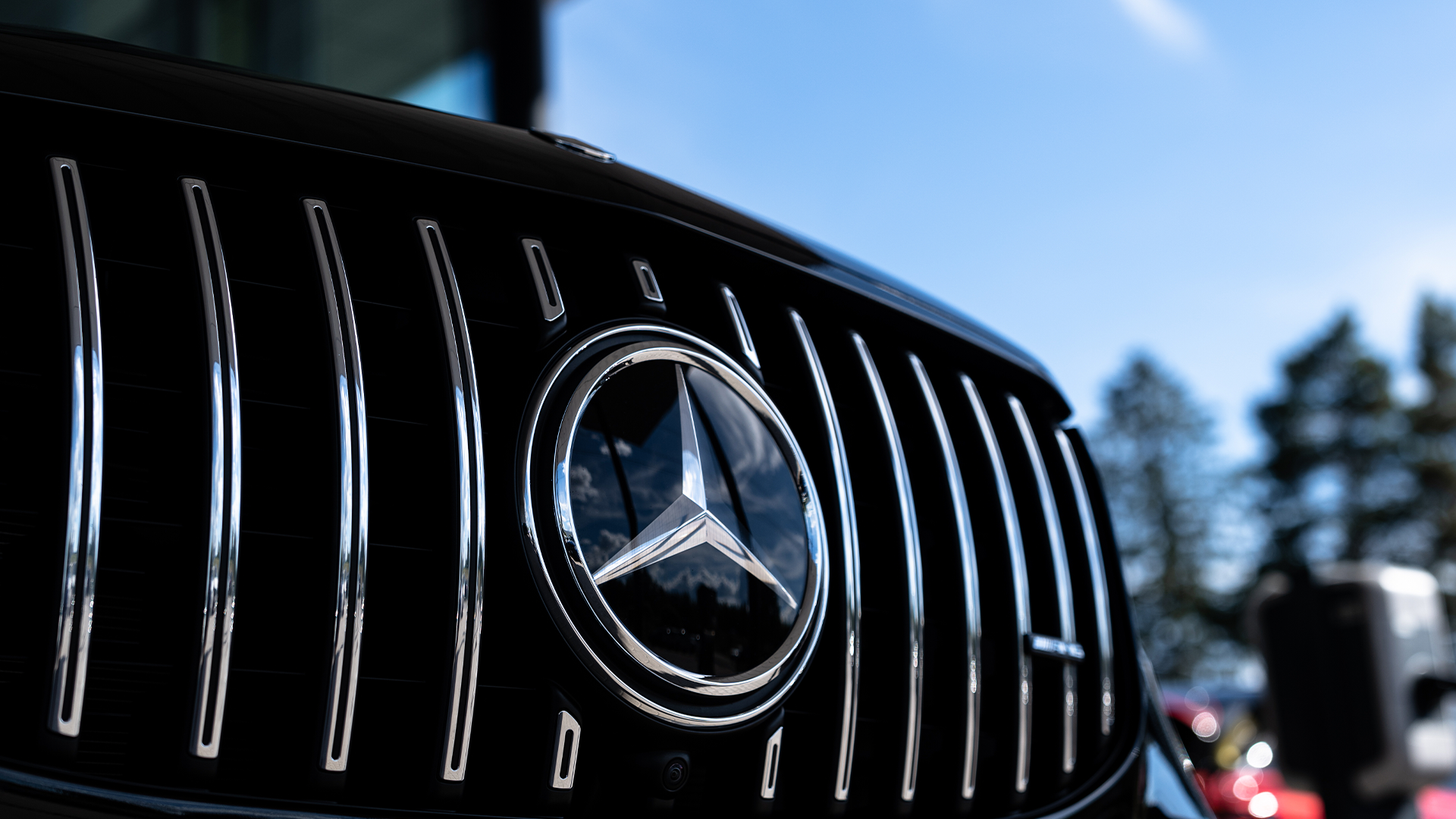 Mercedes-Benz logo automašīnas priekšā