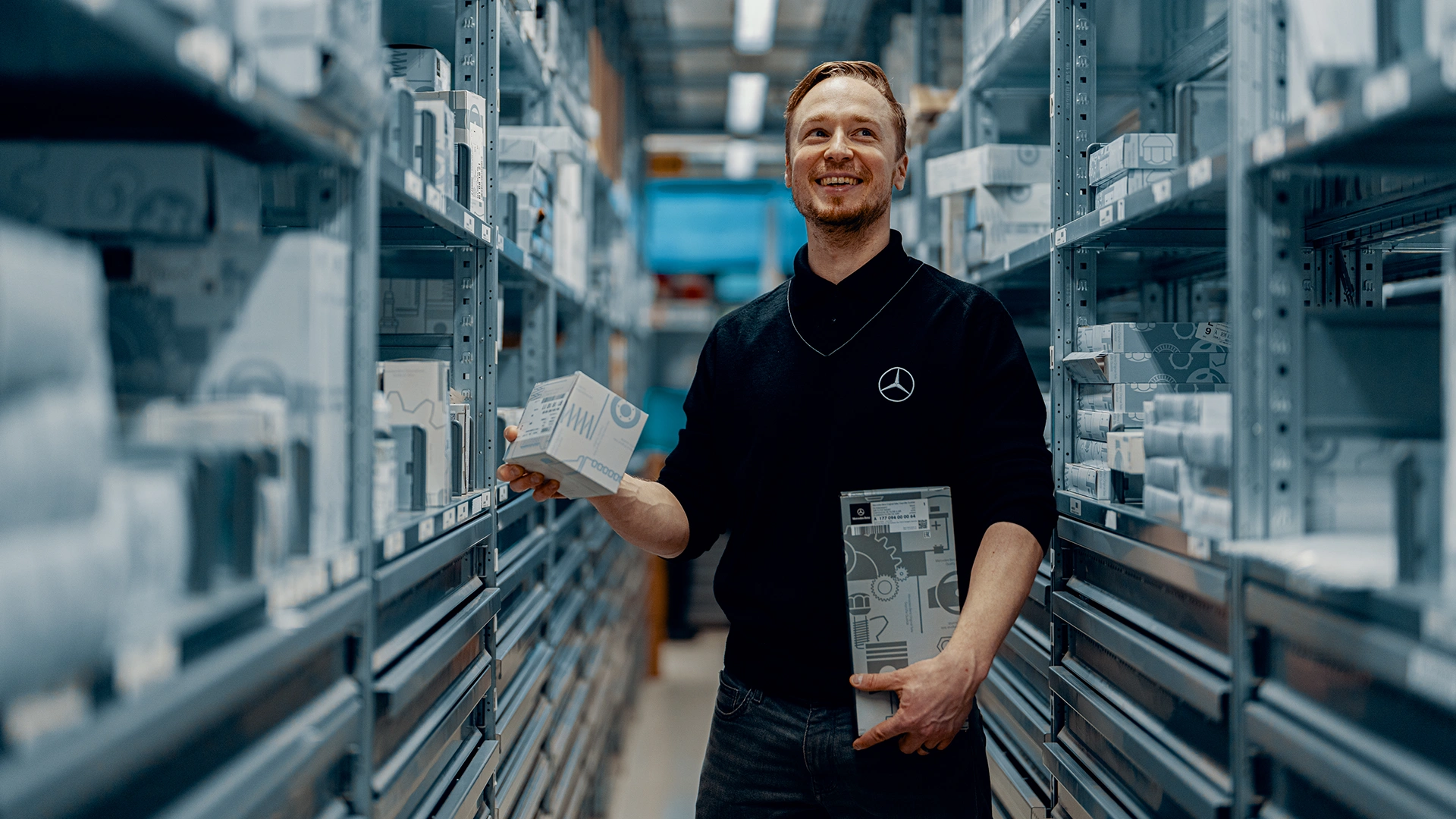 Mercedes-Benz rezerves daļu pārdevējs rezerves daļu noliktavā