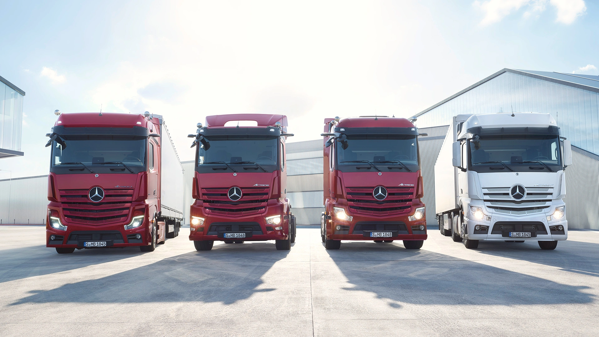 Mercedes-Benz kravas automašīnas noparkotas rindā