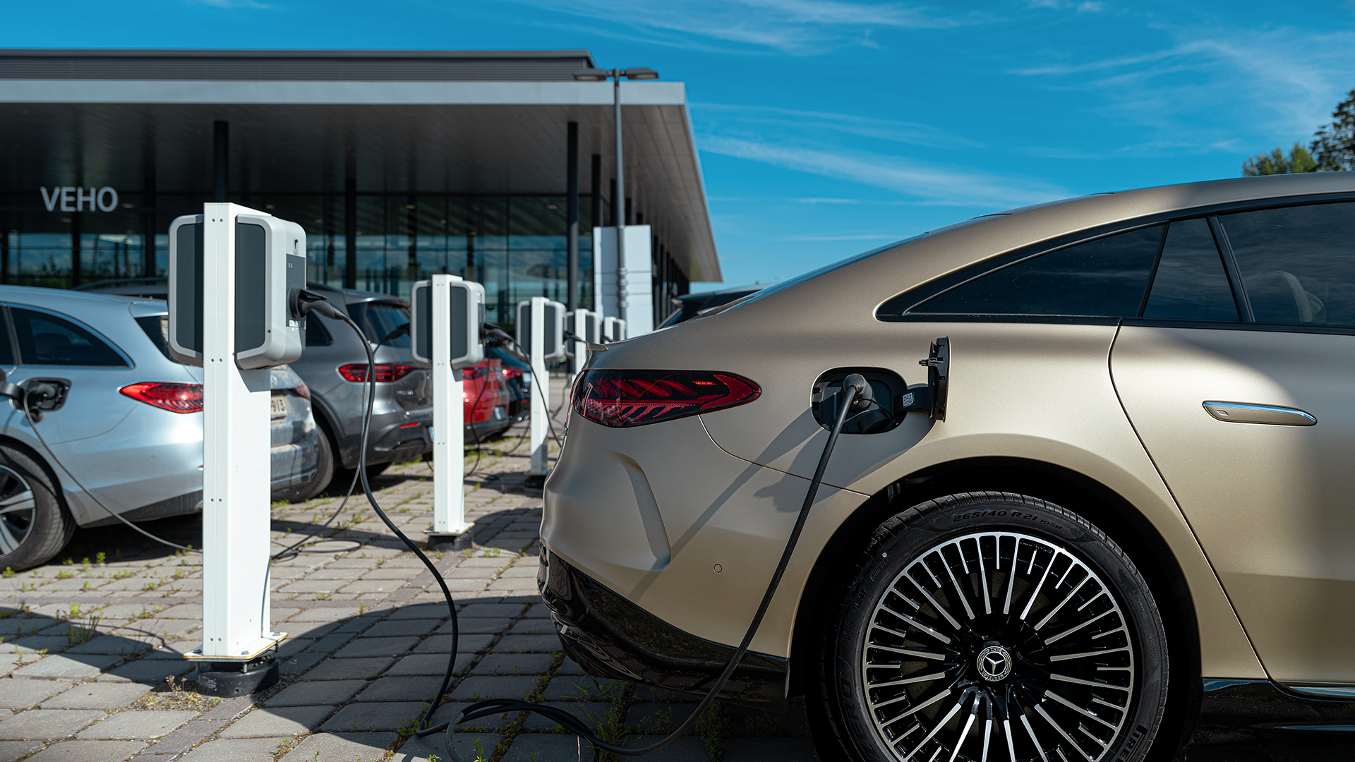 Elektro auto pieslēgts lādētājam