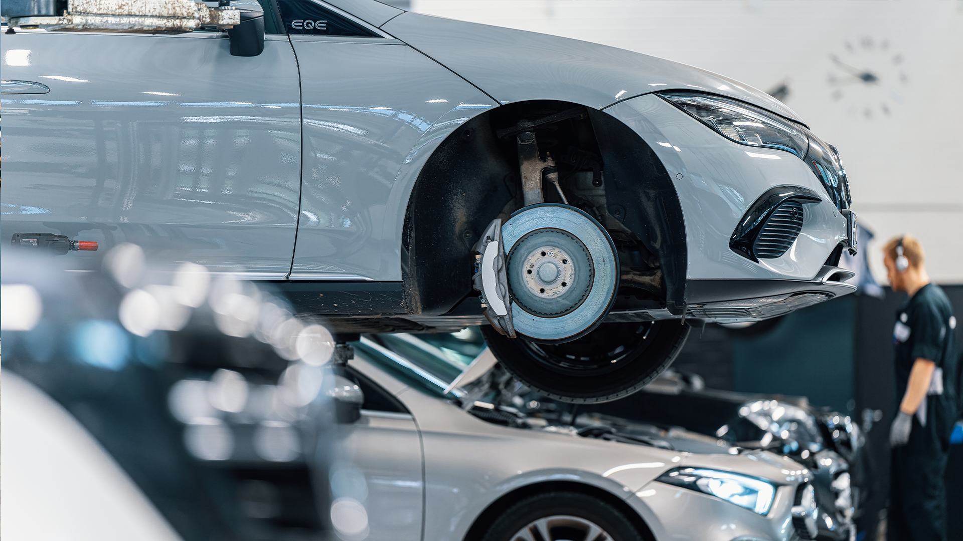 Mercedes-Benz automašīna uz pacēlāja Veho servisa centrā