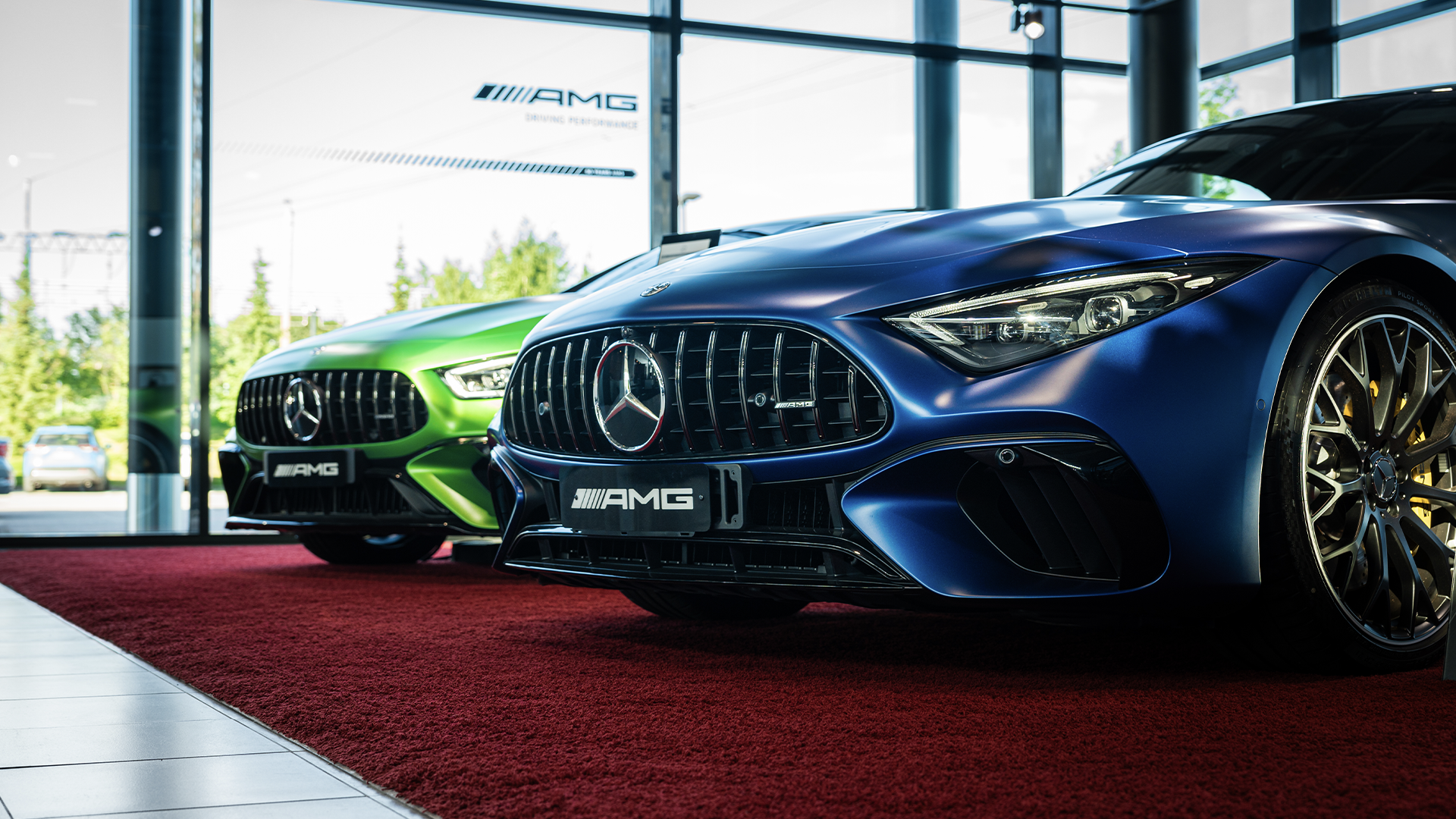 Mercedes-Benz AMG zilā un zaļā krāsa Veho auto salonā uz sarkana paklāja