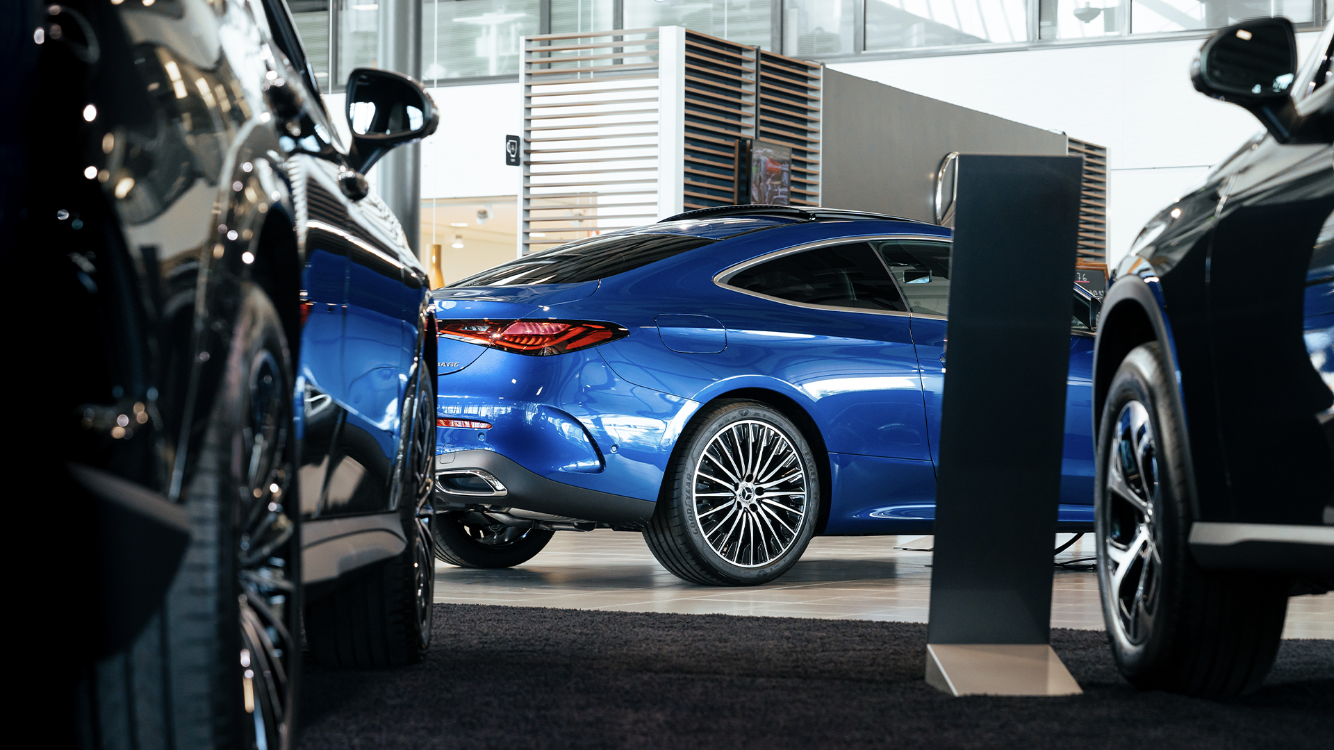 Zils Mercedes-Benz CLE automašīnu dīlera veikalā