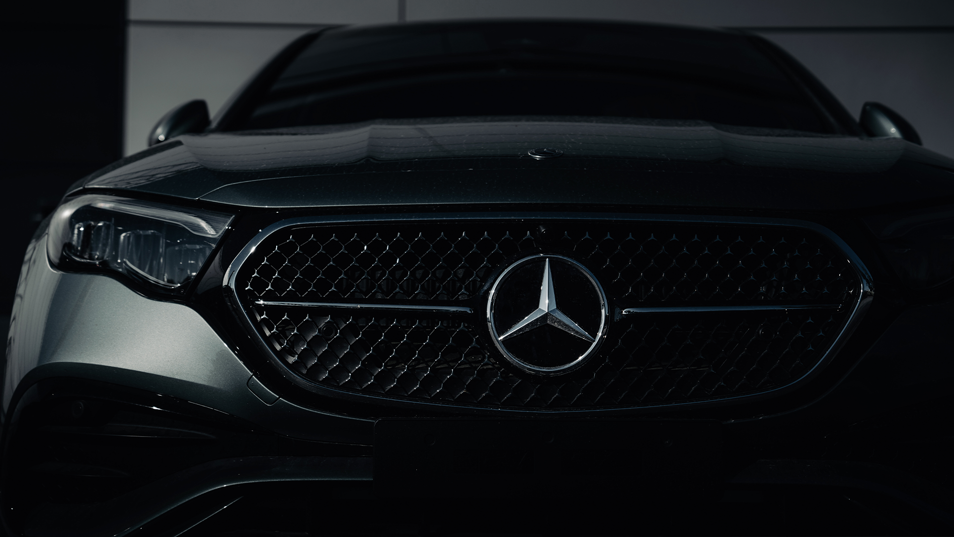 Mercedes-Benz aptumšotā fonā