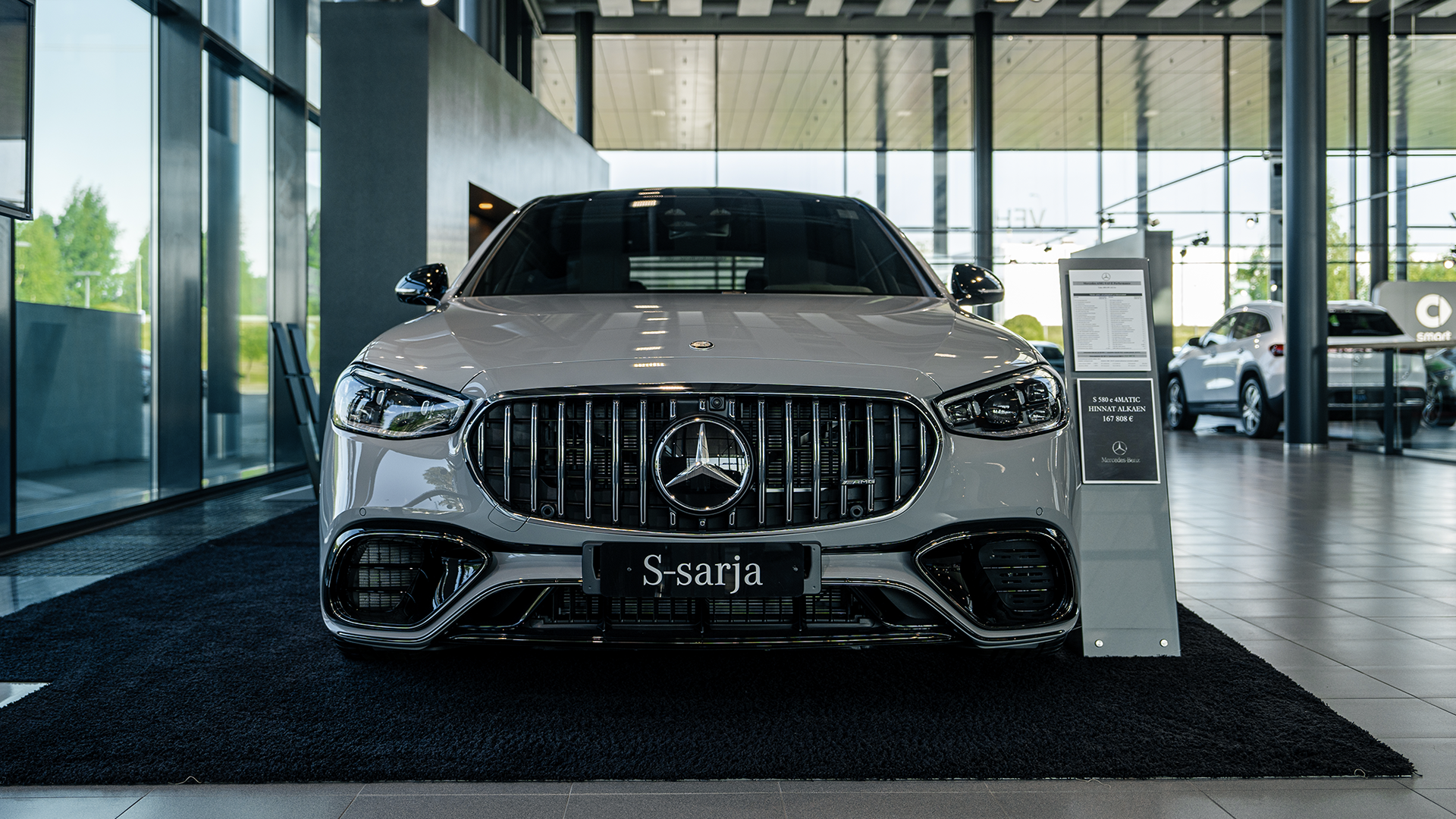 Balts Mercedes-Benz uz neitrāla fona