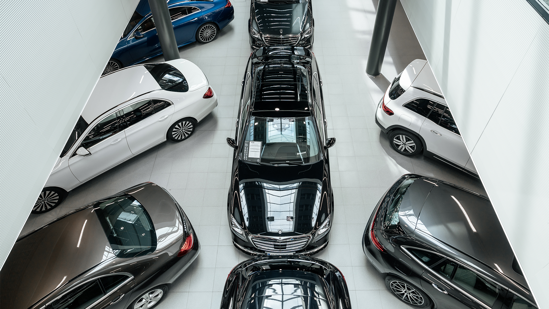 No augšas skatāma rezerves automašīnu rinda