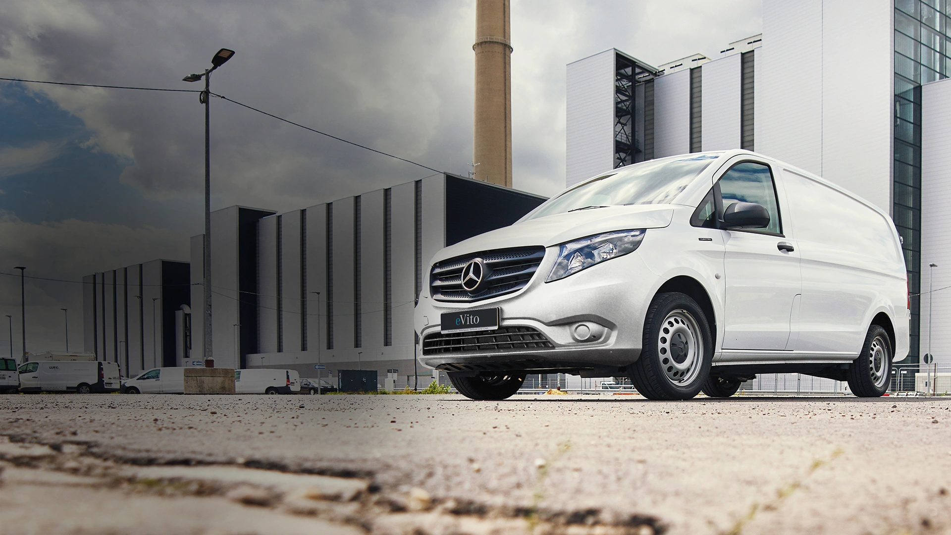 kravas e-vito uz rūpniecības fona