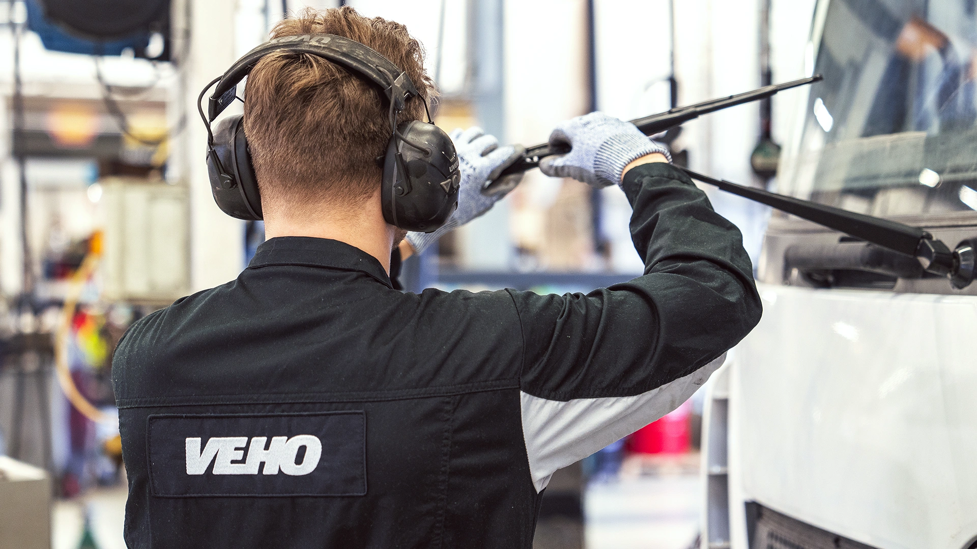 Mehāniķis nomaina Mercedes-Benz Atego tīrītāja slotiņu