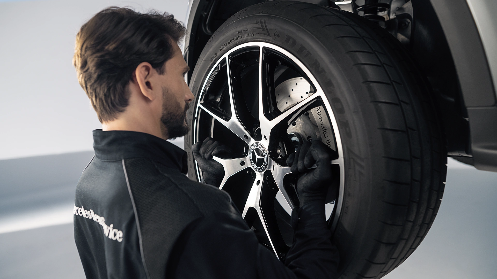 Automašīnas riepas uzstādīšana automašīnai