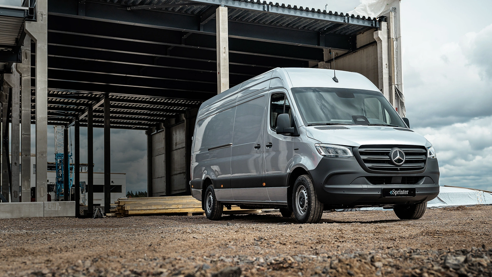 Mercedes-Benz eSprinter pakettiauto työmaalla