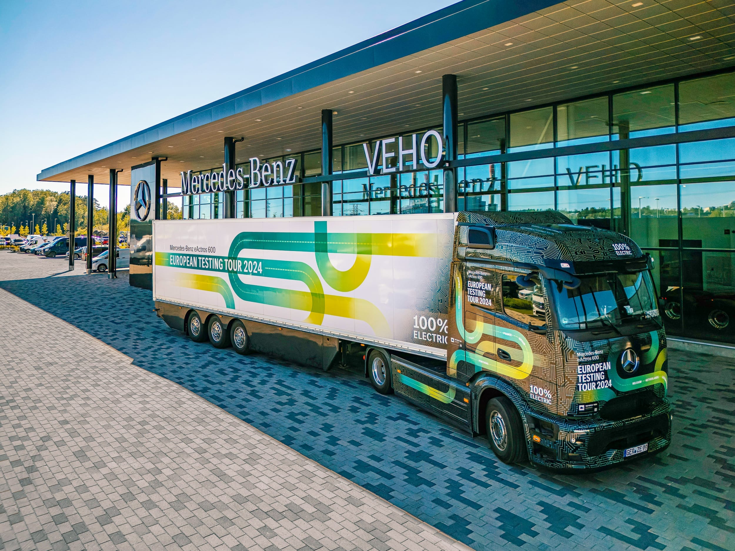 Mercedes-Benz kravas automašīna noparkota Veho auto salona priekšā