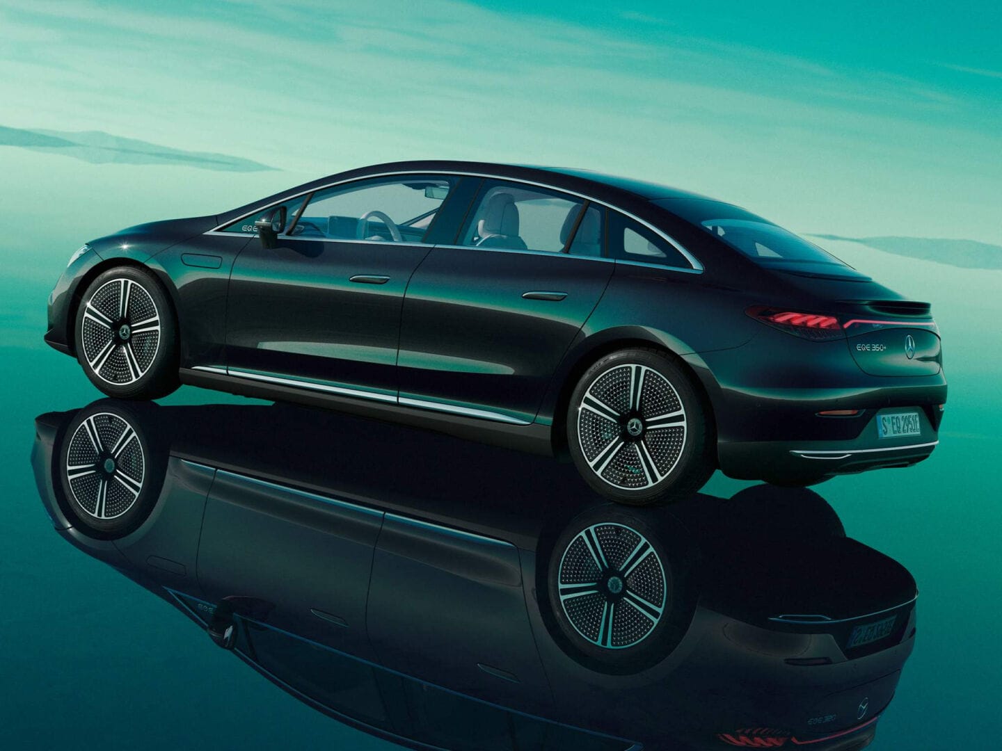 Mercedes-Benz automašīna uz debesu fona