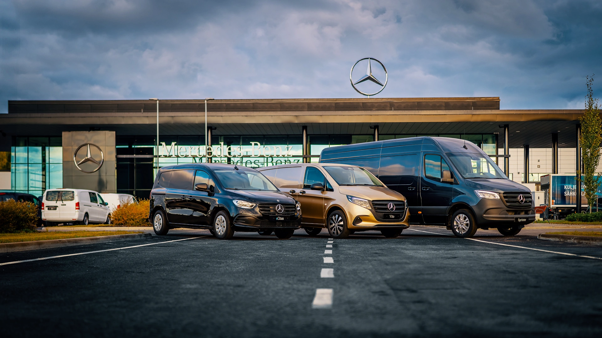 Dažādas ietilpības Mercedes-Benz mikroautobusi uz ceļa pie Veho auto salona