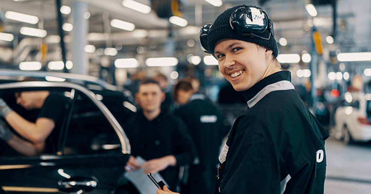 Automehāniķi Veho servisa centrā pie Mercedes-Benz automašīnas