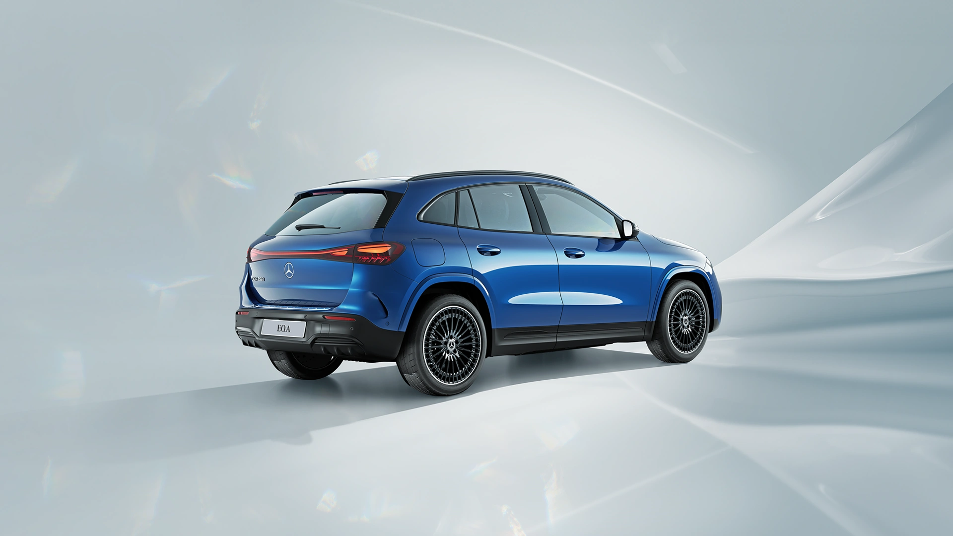 EQA zilā krāsā uz balta fona