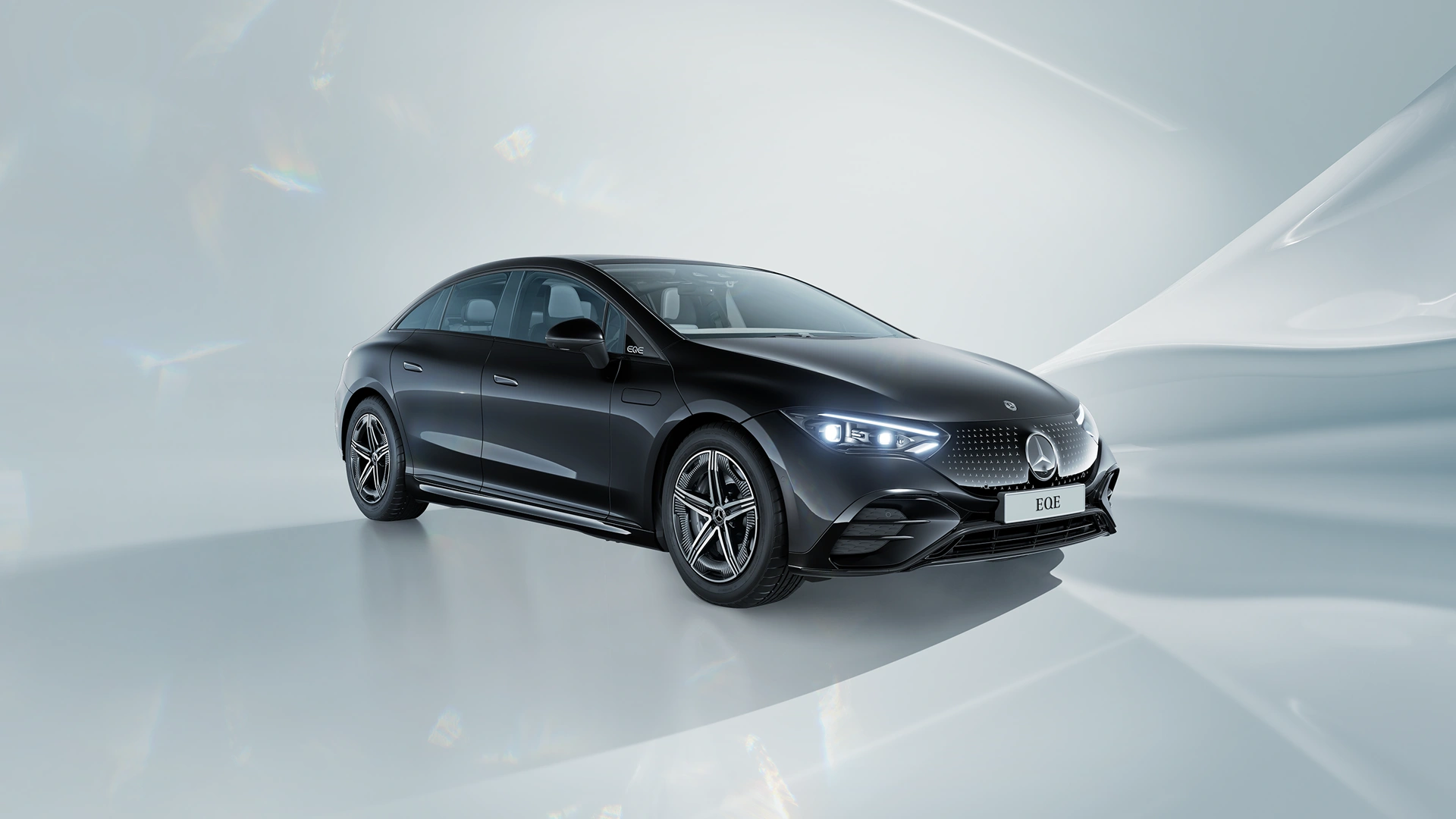 EQE uz gaiša futuristiska fona