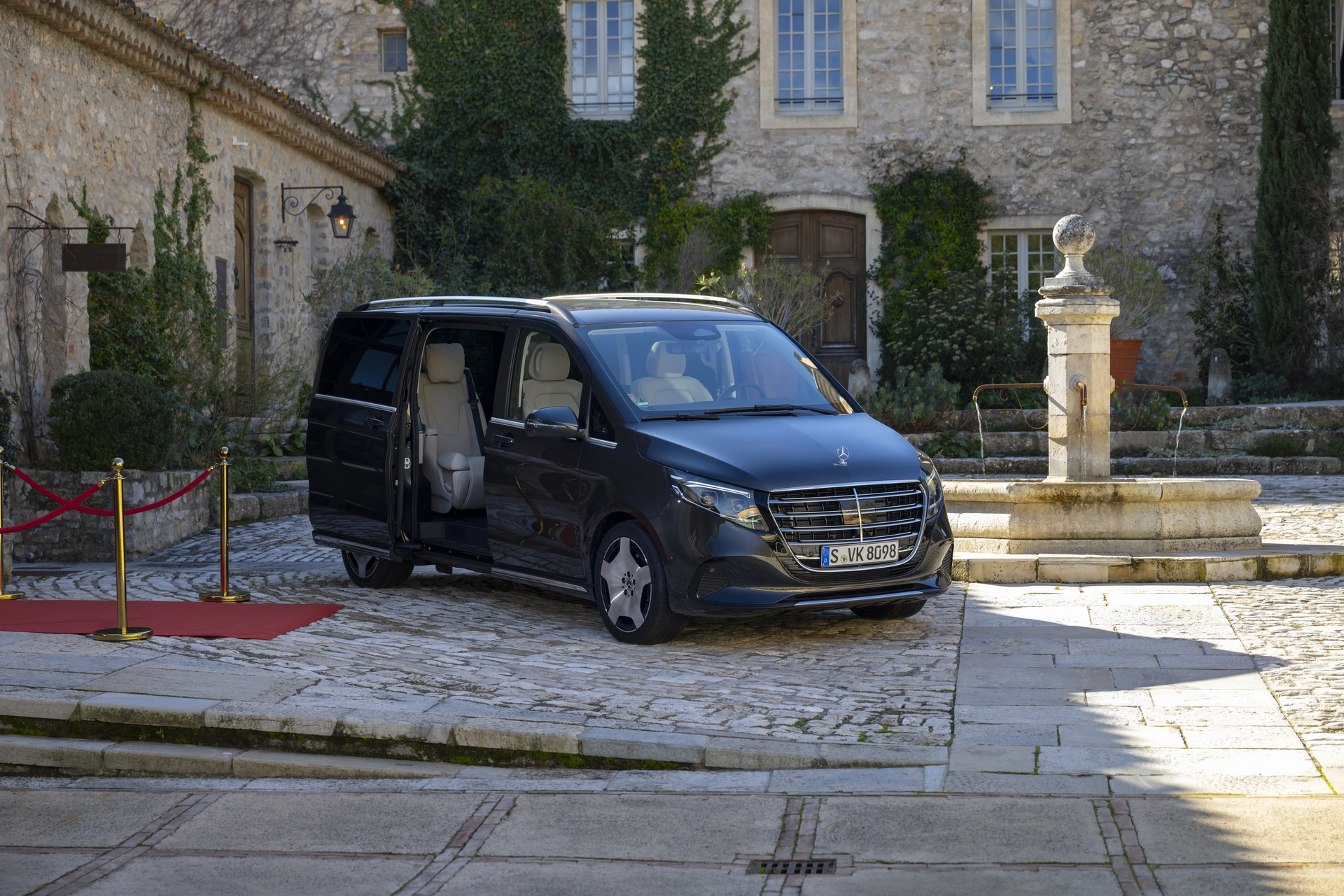 Mercedes- Benz V-klase pagalmā pie mājas