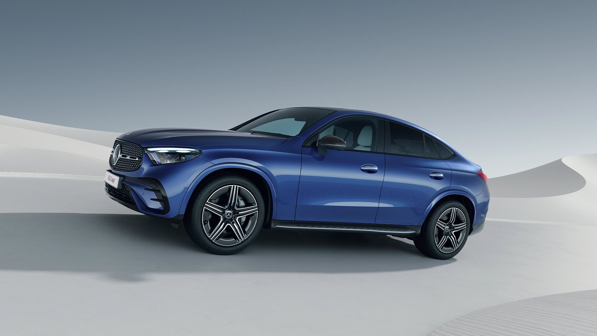 Mercedes-Benz GLC uz minimālistiska un gaiša tuksneša fona