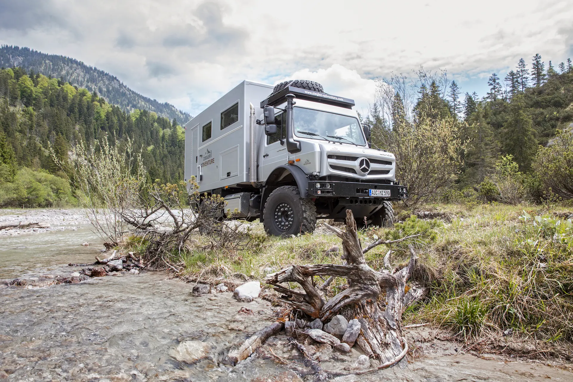 Mercedes-Benz Unimog ekstremāli bezceļi