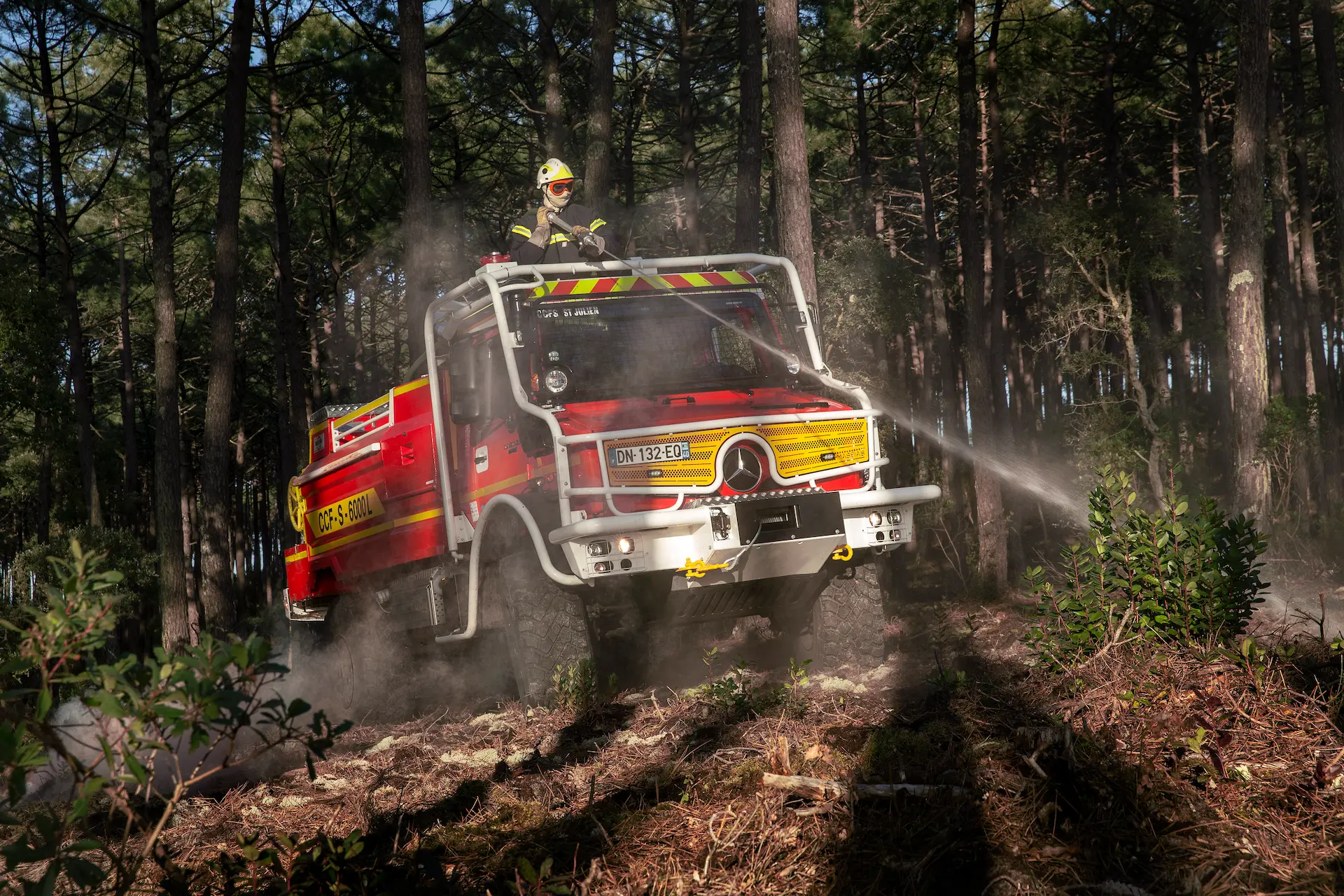 Mercedes-Benz Unimog udunsdzēsēju darbā mežā
