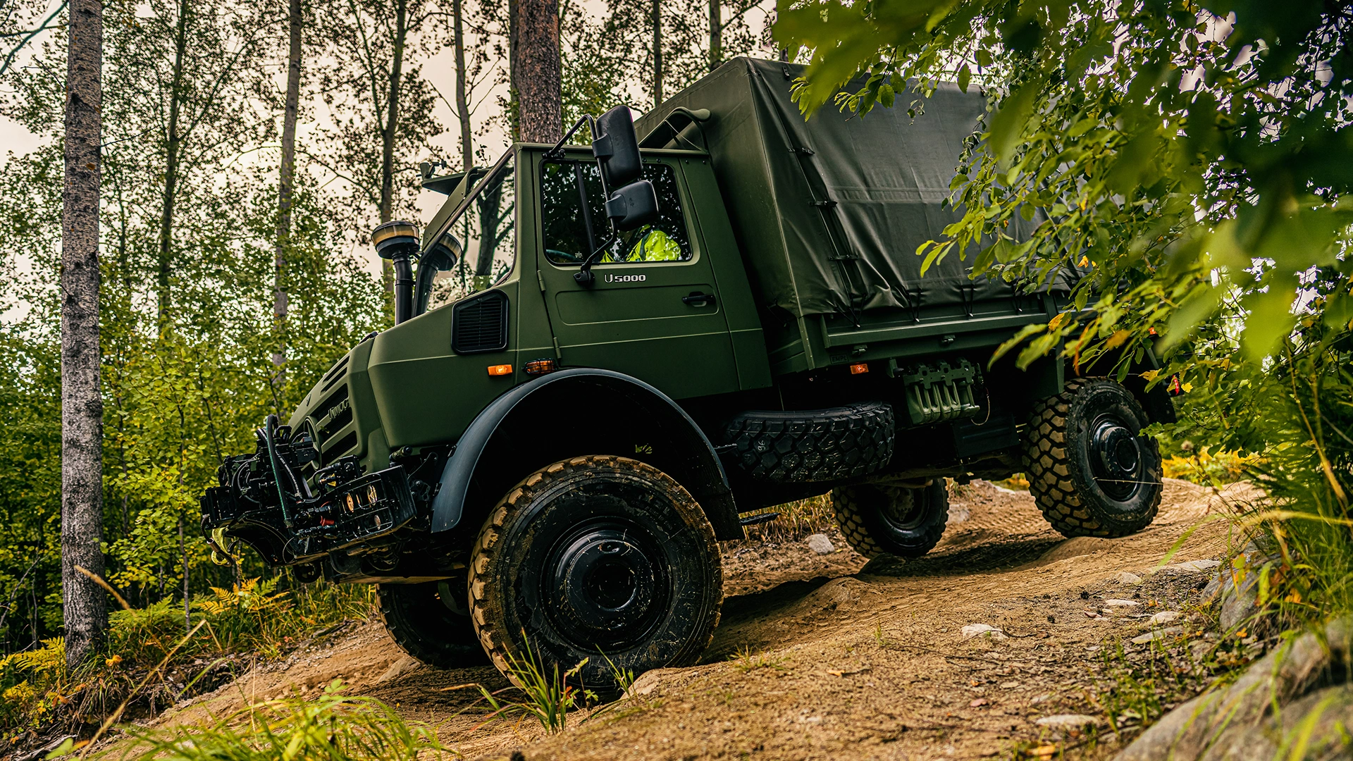 Mercedes-Benz Unimog mežā