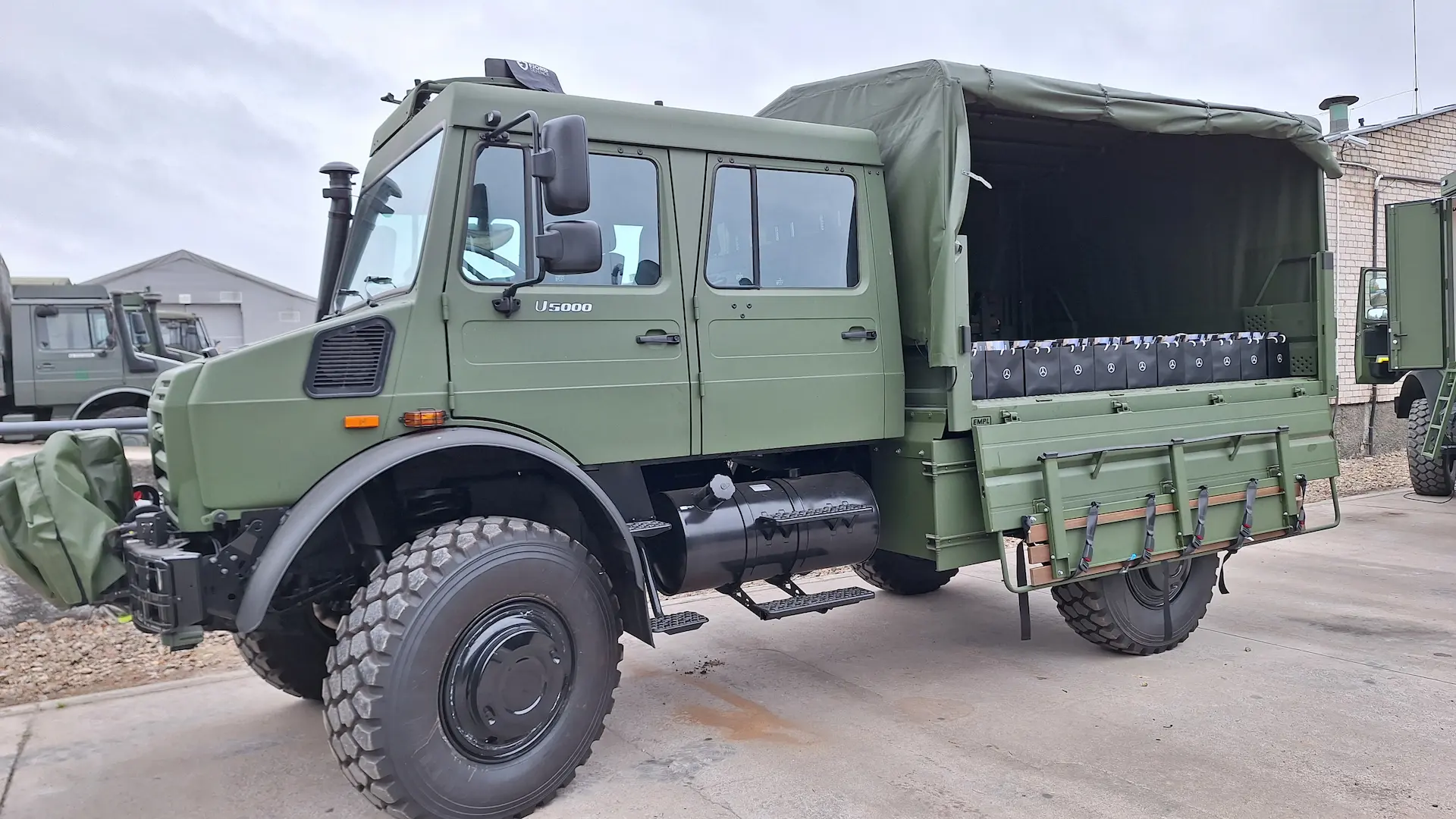 Mercedes-Benz Unimog militātais kravas transports