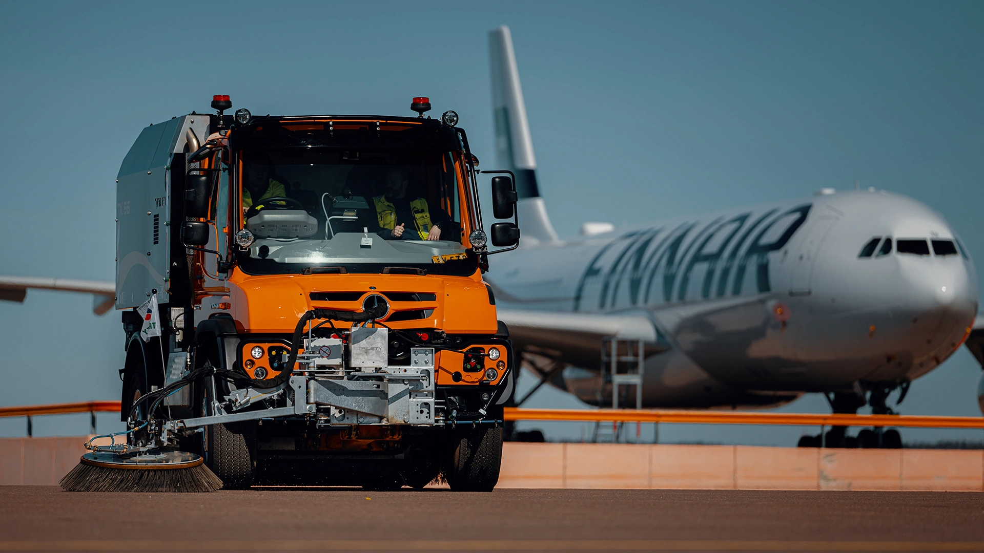 Mercedes-Benz Unimog lidostā