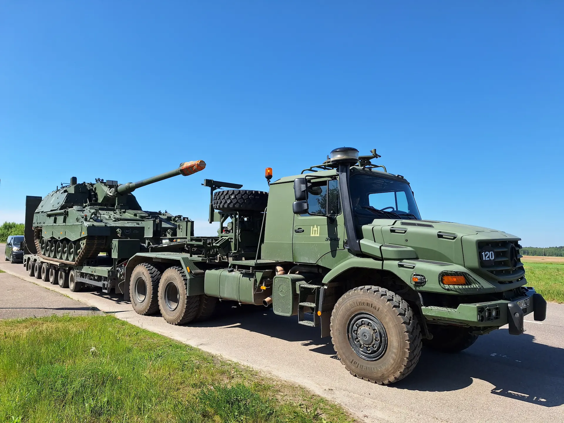 Mercedes-Benz Zetros saulainā dienā militātā uzdevumā