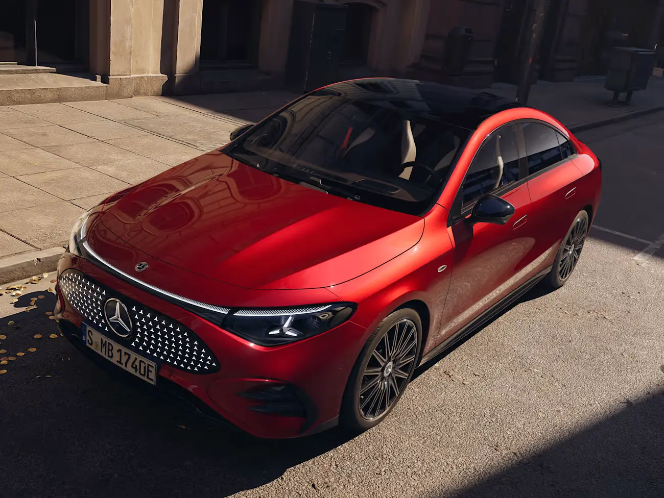 Jaunais elektriskais CLA pilsētā uz ielas