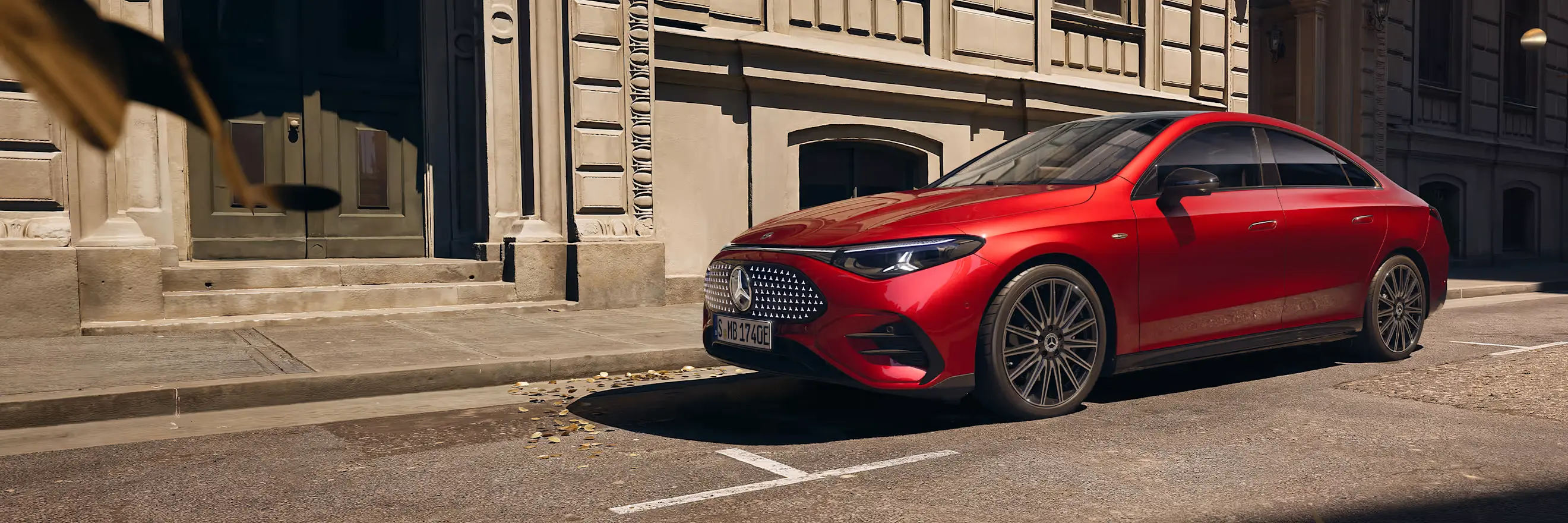 Jaunais elektriskais CLA pilsētā uz ielas