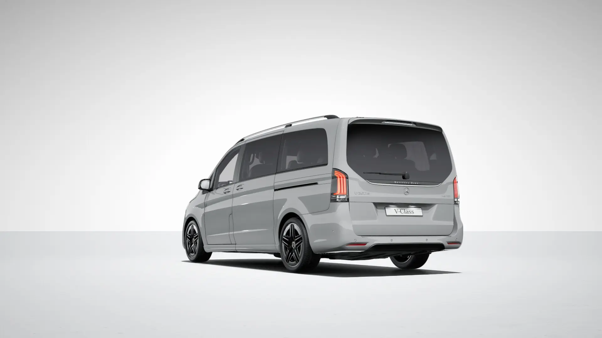 pelēka V-klase uz balta fona