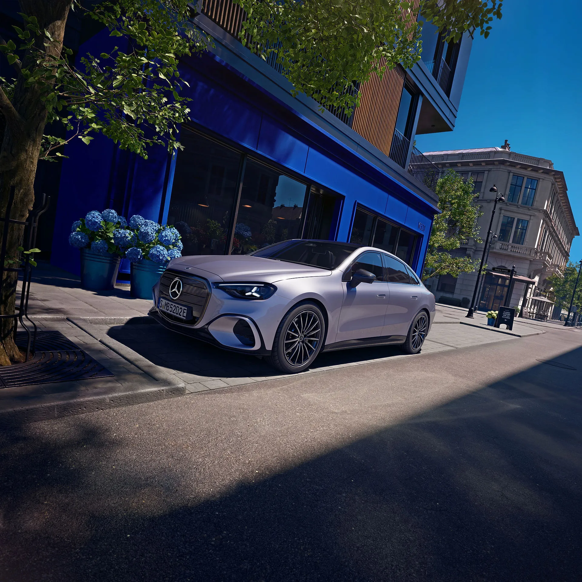 Elektriskais Mercedes-Benz C-klase uzlādes stacijā
